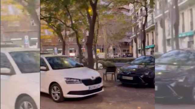 Varios coches aparcados dentro de la zona peatonal del paseo de Sant Joan / CEDIDA