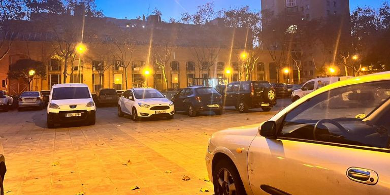Coches aparcados en una plaza de Badalona / A.V -M.A