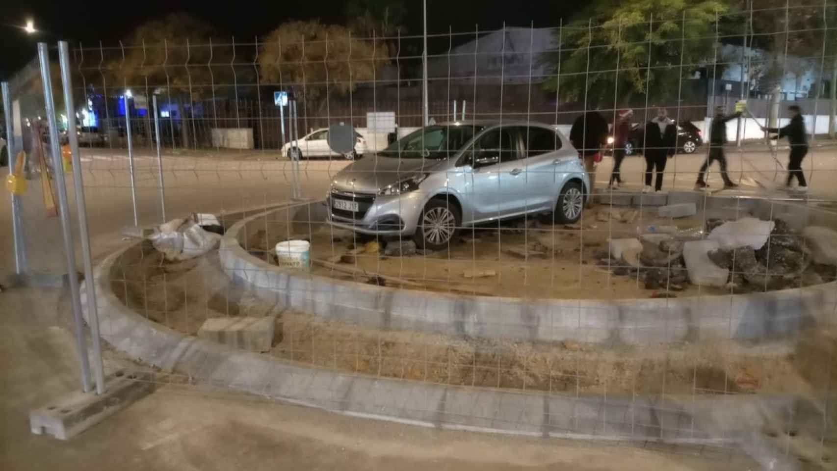 El coche accidentado encima de la rotonda en Mataró / RRSS