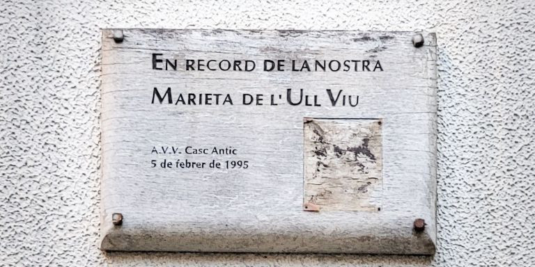 Placa de homenaje a Marieta de l'ull viu