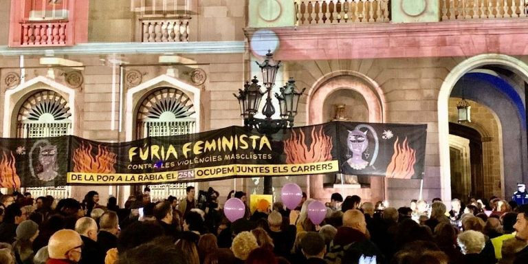 Manifestación feminista en la plaza Sant Jaume de Barcelona / TWITTER CUP BARCELONA