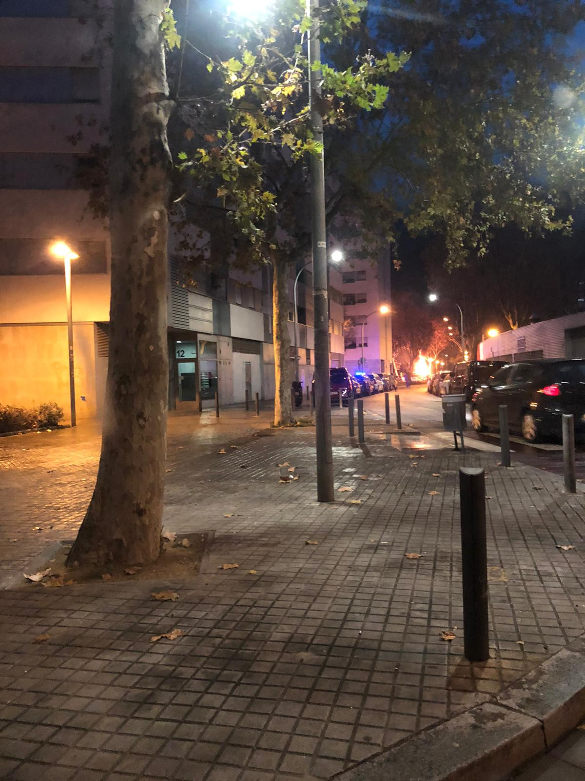Incendio de contenedores en la plaza Sant Roc y la calle Màlaga de Badalona / CEDIDA