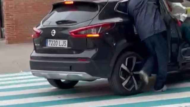 Uno de los ladrones huyendo en el coche después de atracar una tienda de telefonía / RRSS