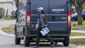 Un repartidor de Amazon con una furgoneta / EFE