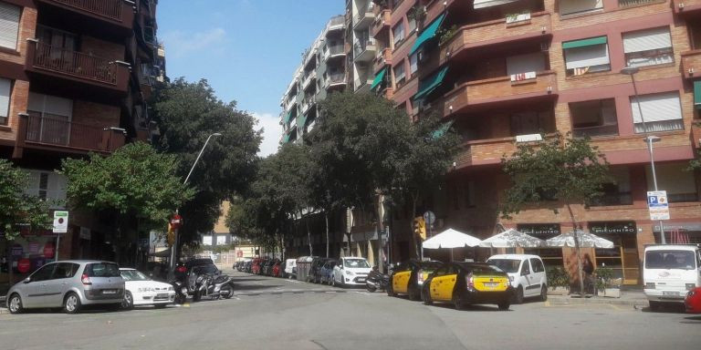 Vehículos en la calle de Còrsega / WIKI