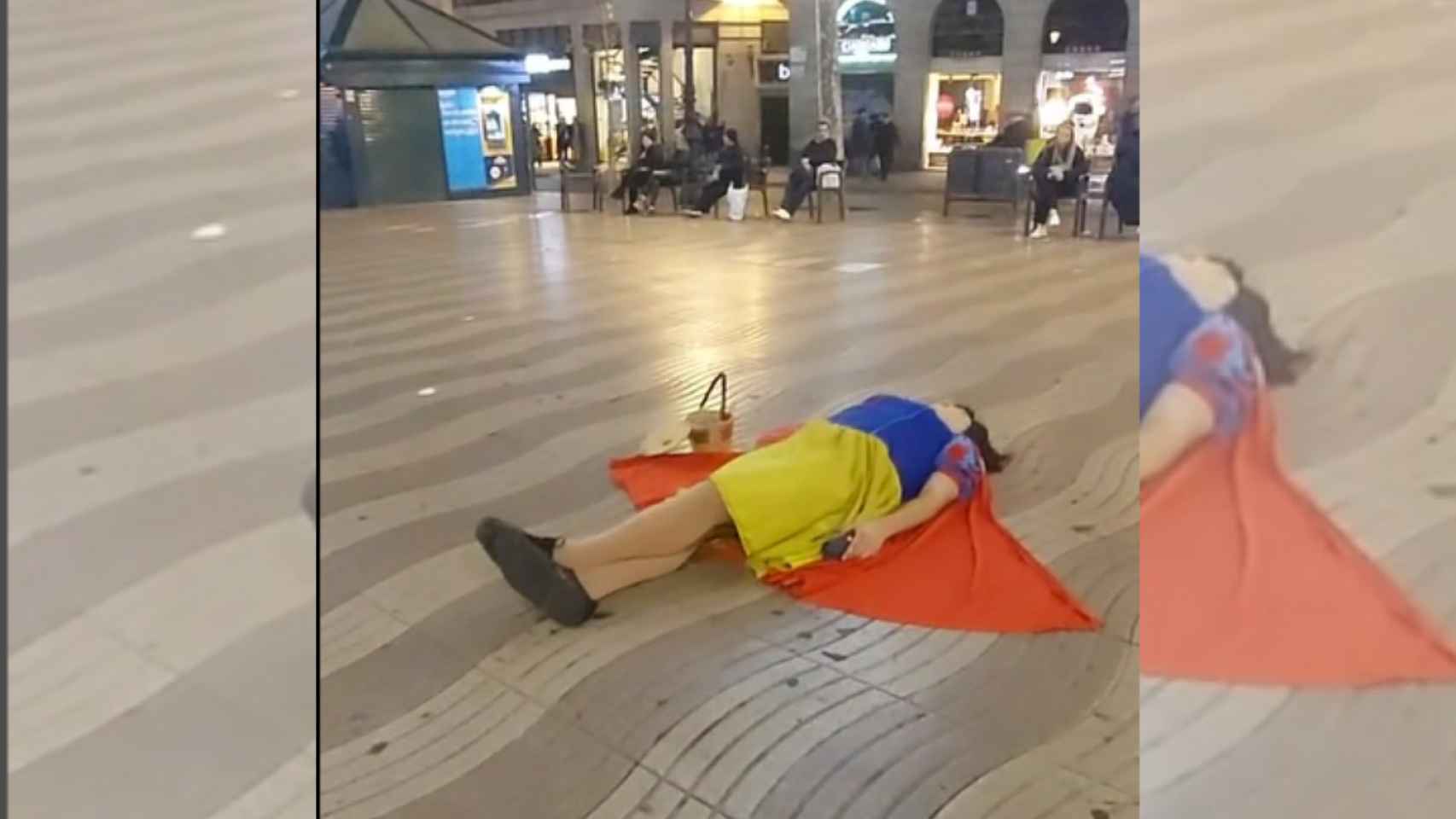 Una mujer vestida de Blancanieves se queda tumbada en plenas Ramblas de Barcelona / TIKTOK