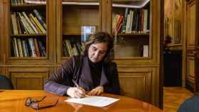 La alcaldesa de Barcelona, Ada Colau, durante la firma de un documento / @ADACOLAU
