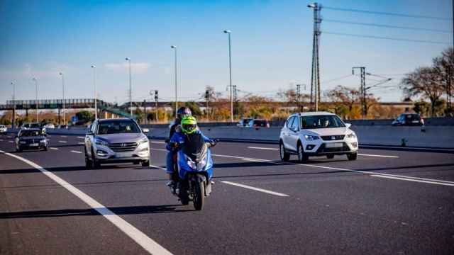 Vehículos circulan por una vía rápida / TRÀNSIT