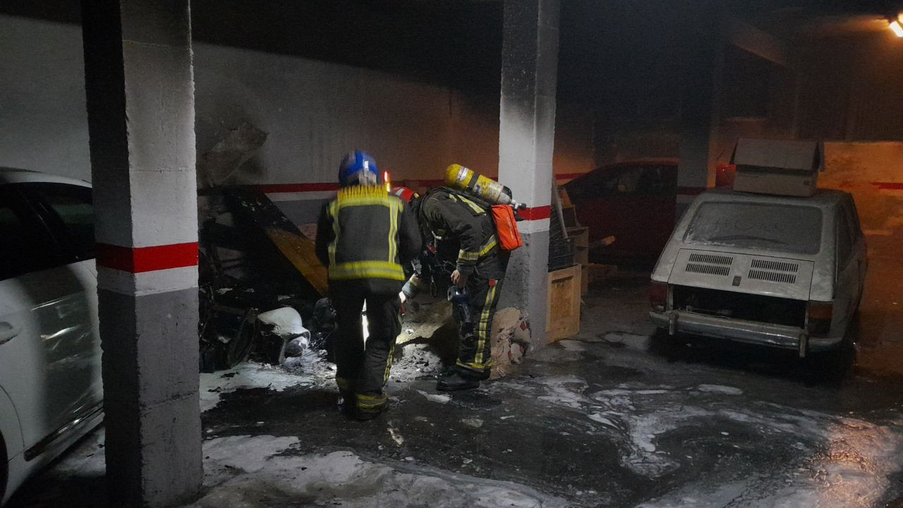 Bomberos extinguen incendio en parking de Sant Andreu / BOMBERS