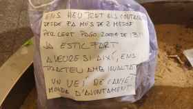 Bolsa de basura con mensaje a las puertas del Ayuntamiento de Badalona / CEDIDA