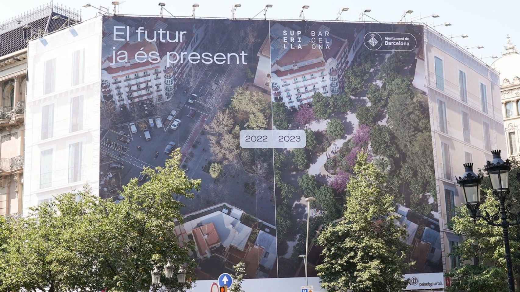 Lona publicitaria del Ayuntamiento liderado por Colau sobre las 'superillas' en Barcelona / TWITTER JANET SANZ