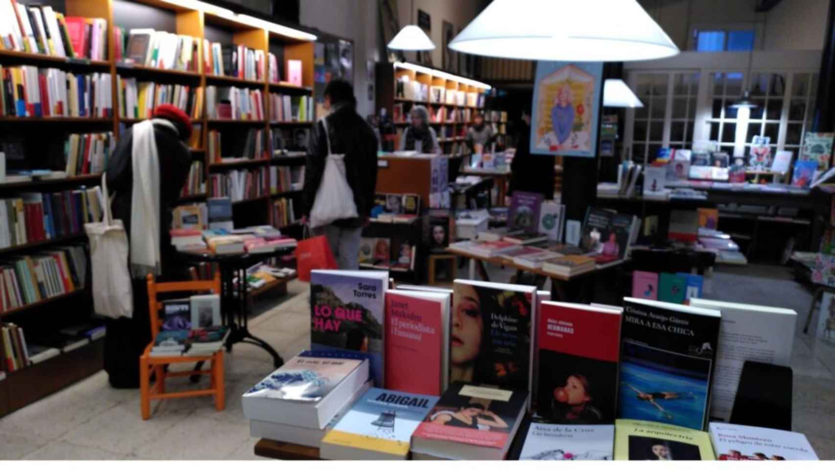 Interior de la librería Pròleg / BETEVÉ