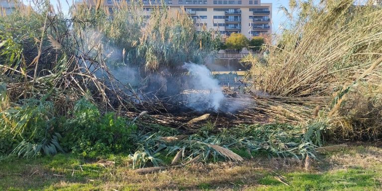 Los Bombers de la Generalitat intervienen en un incendio en Sant Adrià / PROTECCIÓ CIVIL