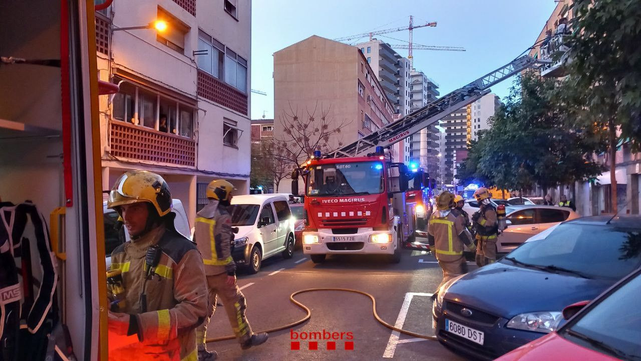 Los bomberos en el incendio en L'Hospitalet de Llobregat / BOMBERS