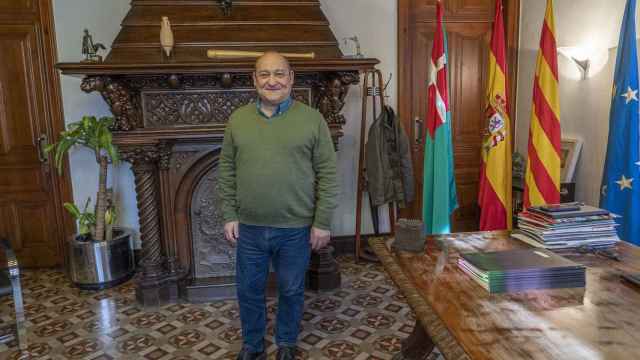 Carles Ruiz, alcalde de Viladecans, posa en su despacho para 'Metrópoli' / LENA PRIETO (MA)
