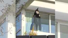 La figura de una bruja, en el balcón de la mansión de Shakira, orientada hacia la casa de los padres de Gerard Piqué / TWITTER