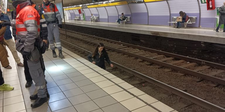 Una interventora del metro recuperando el anillo perdido / A.G - M. A