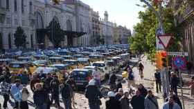 Marcha lenta de este martes, donde los taxistas han convocado un paro total durante la feria ISE en Barcelona / LUIS MIGUEL AÑÓN
