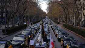 La marcha lenta de taxis en Barcelona, donde los taxistas han amenazado con más movilizaciones / LUIS MIGUEL AÑÓN
