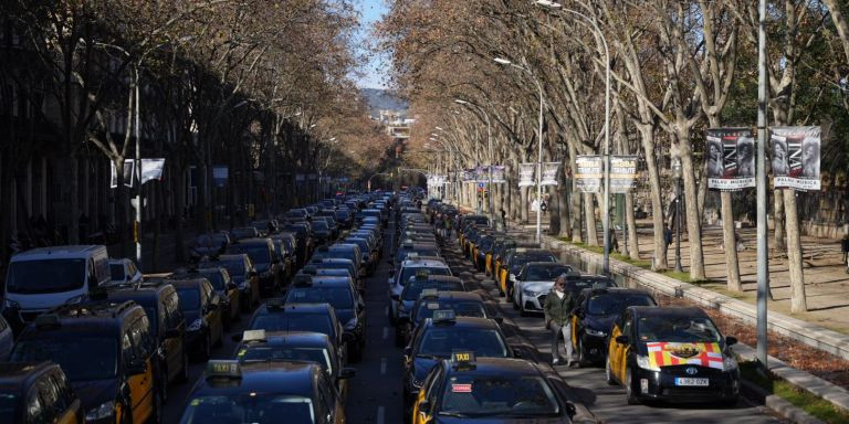 Taxis durante la marcha lenta de este martes / LUIS MIGUEL AÑÓN