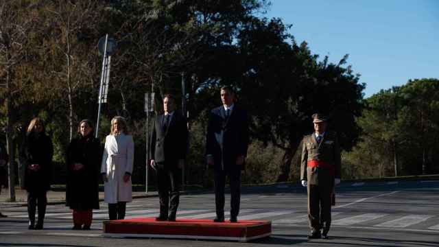 El presidente del Gobierno, Pedro Sánchez, y su homólogo francés, Emmanuel Macron, rinden honores a las puertas del MNAC antes del inicio de la Cumbre Hispano-Francesa / EUROPA PRESS -