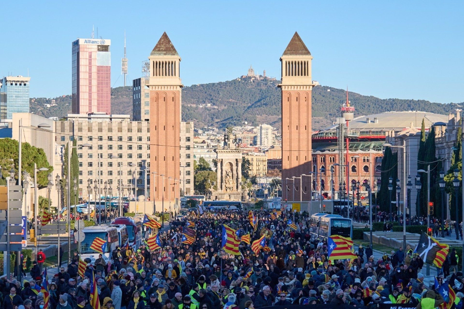 Cumbre hispano-francesa en Barcelona: unos 6.500 independentistas protestan frente al MNAC
