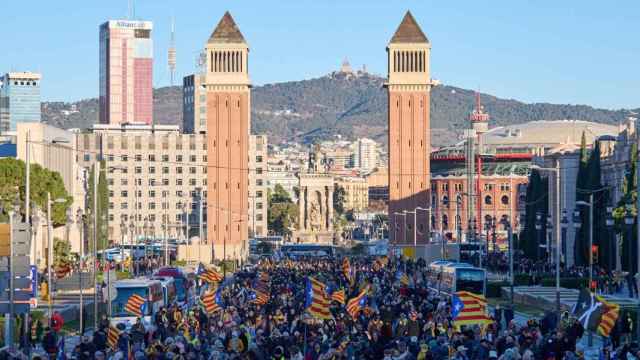 Cumbre hispano-francesa en Barcelona: unos 6.500 independentistas protestan frente al MNAC