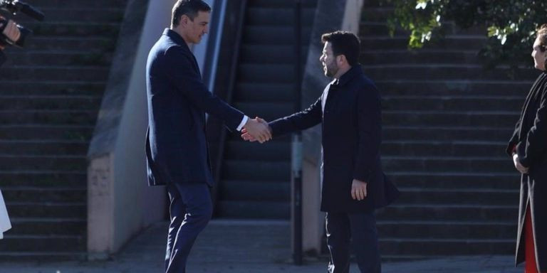 El presidente del Gobierno, Pedro Sánchez, y el presidente de la Generalitat, Pere Aragonès, se saludan antes de la Cumbre Hispano-Francesa que se celebra en el MNAC en Barcelona / EUROPA PRESS - David Zorrakino