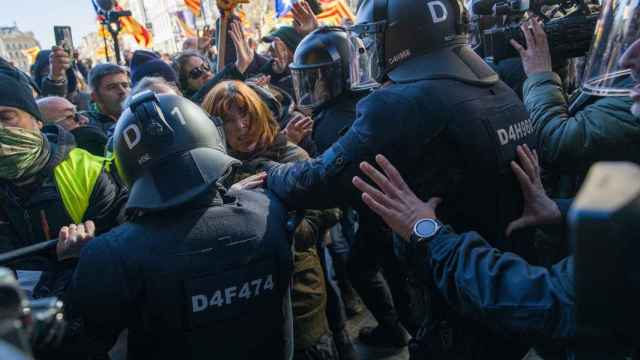 Agentes de los Mossos d'Esquadra cargan contra manifestantes independentistas concentrados en la ronda de Sant Pere / EUROPA PRESS