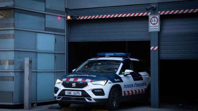 Coche policial de la comisaría de Les Corts / EUROPA PRESS