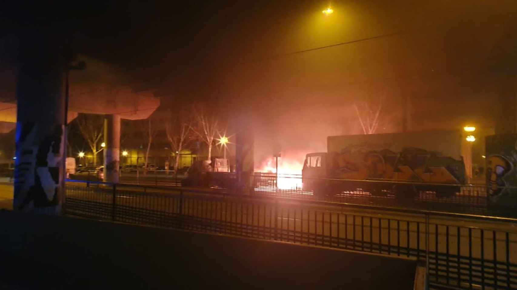 Enésimo incendio en Sant Adrià: vuelven a arder contenedores / CEDIDA