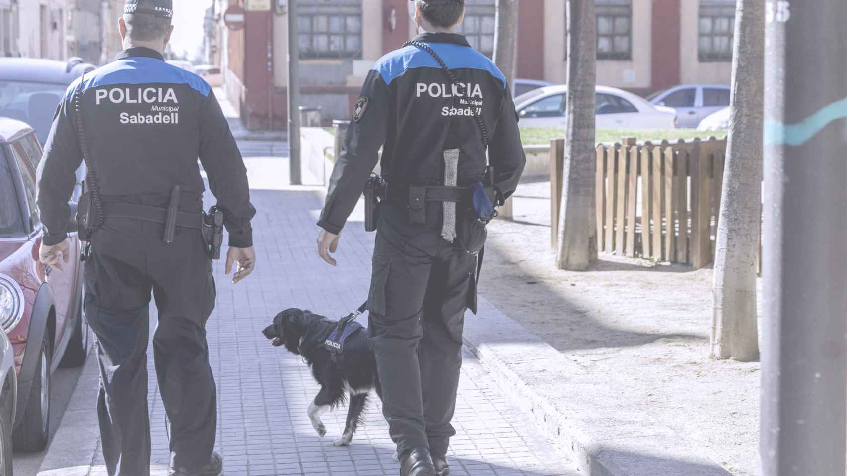 Dos agentes de la Unidad Canina de la Policía Municipal de Sabadell / AJUNTAMENT DE SABADELL