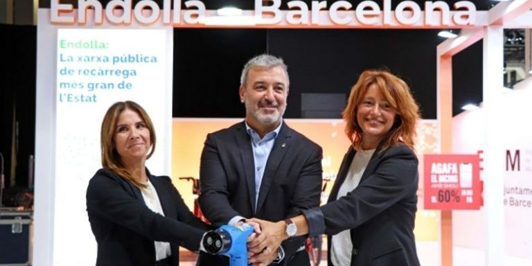El primer teniente de alcalde, Jaume Collboni, y la concejal de Movilidad, Laia Bonet, en una presentación de Endolla Barcelona / AJ BCN