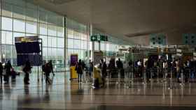 Pasajeros en el Aeropuerto de Barcelona-El Prat / EUROPA PRESS