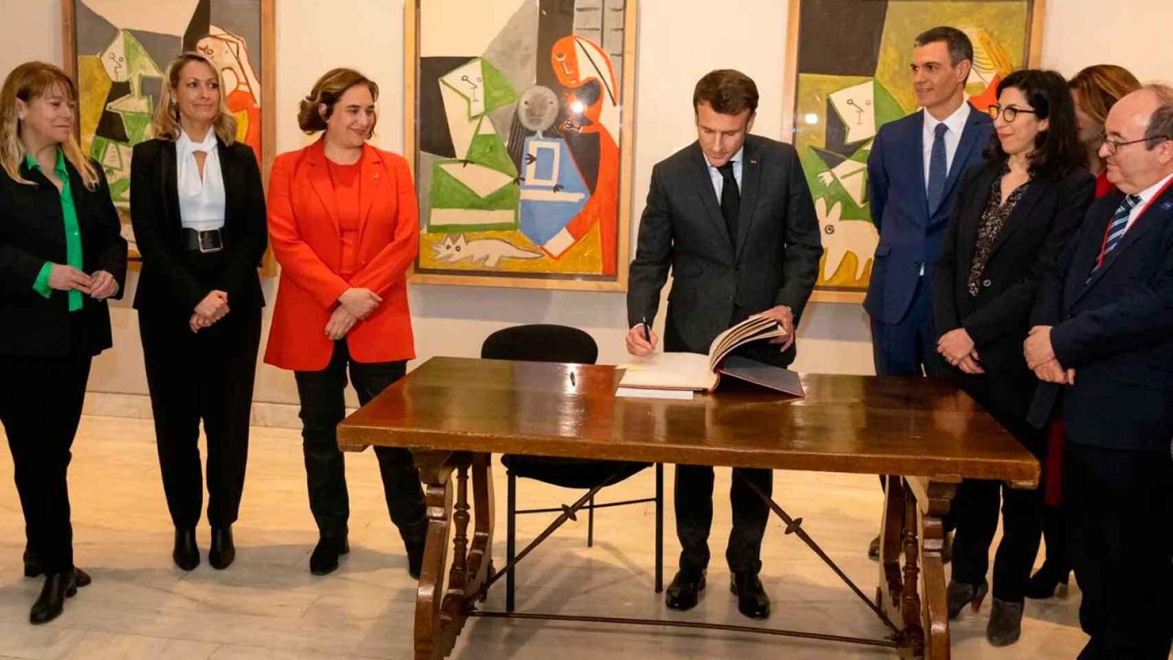 Ada Colau y Emmanuel Macron, en el Museu Picasso / EP