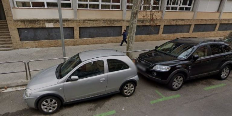 Vehículos estacionados en la calle del Cardenal Tedeschini / MAPS