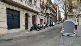 Entrada a la calle de Begur de Barcelona, donde se ha encontrado a un bebé abandonado este martes / EUROPA PRESS