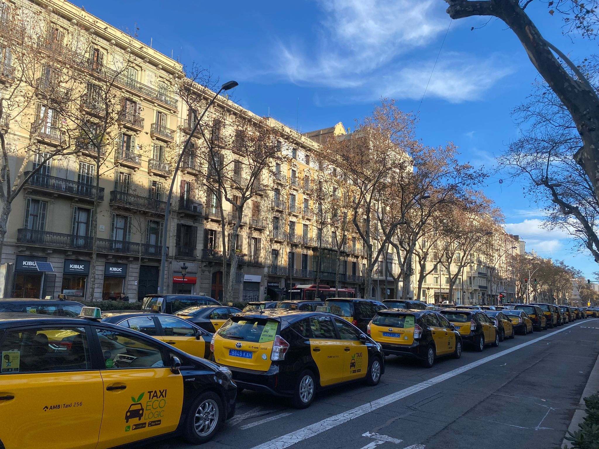 Taxis concentrados en la Gran Vía colapsan Barcelona / METRÓPOLI