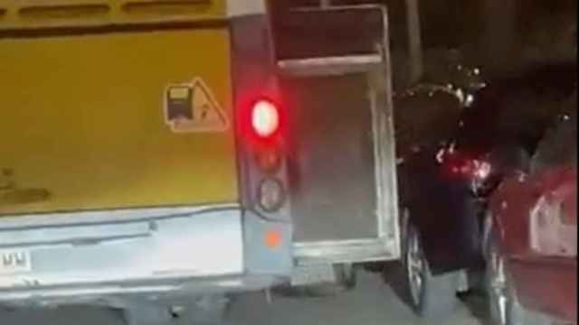 Un bus golpea a varios coches en Viladecans / TWITTER