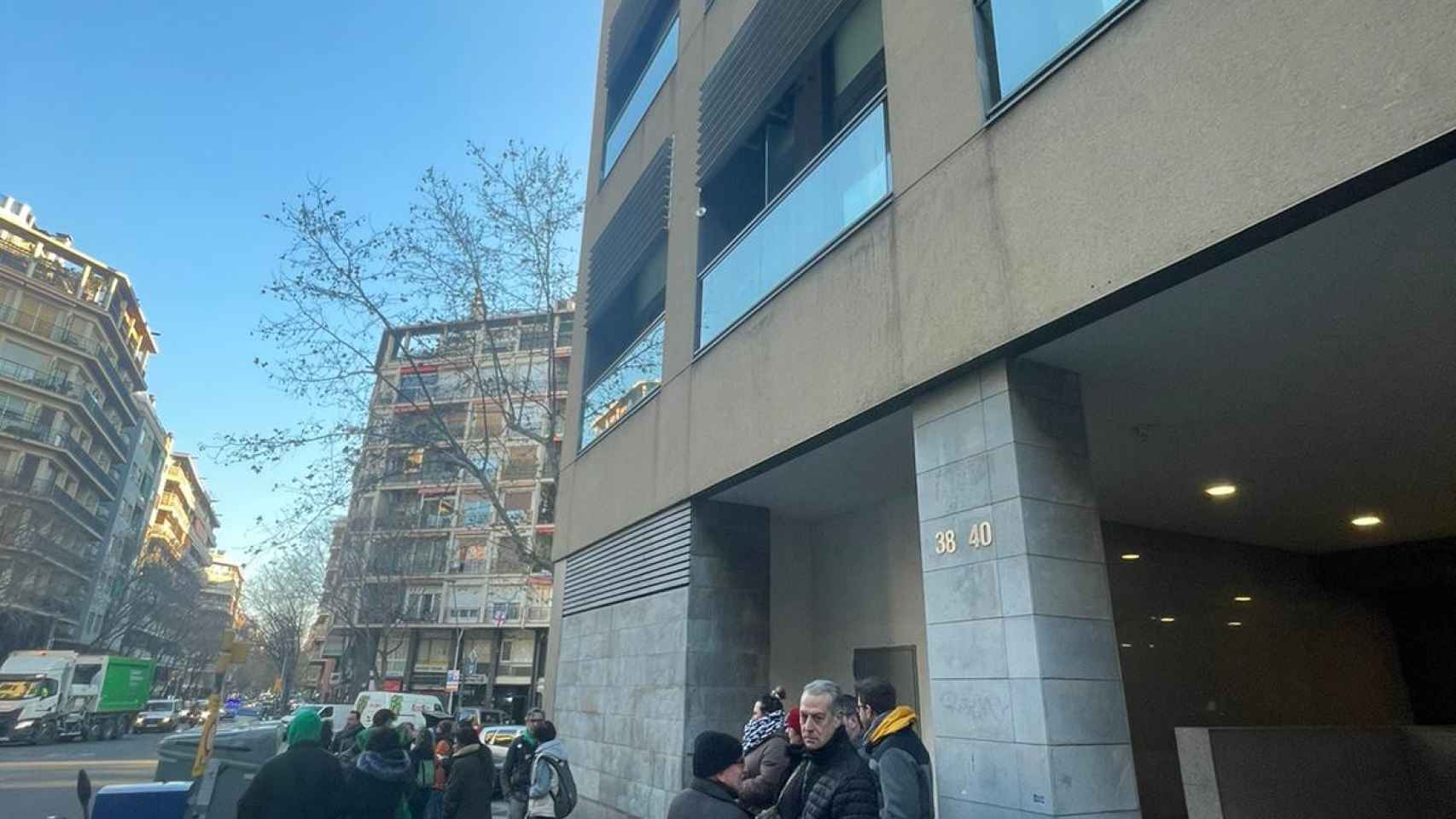 Miembros de la PAH se concentran frente a un edificio para frenar un desahucio en Barcelona / CEDIDA