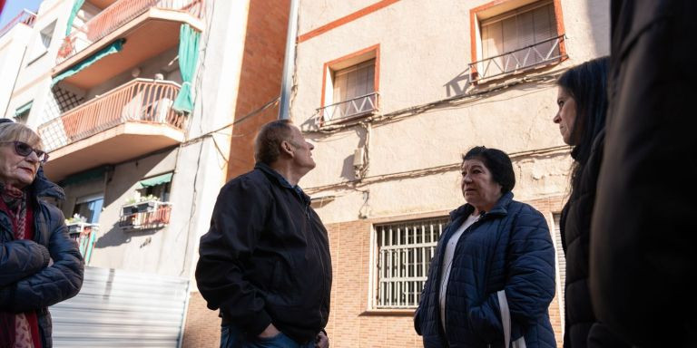 Genaro y Elidia con más vecinos contemplan la fachada del edificio / Luis Miguel Añón (MA)