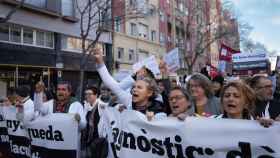 Varias personas protestan con pancartas y batas blancas durante una manifestación del sindicato médico Médicos de Cataluña por la huelga sanitaria, a 25 de enero de 2023, en Barcelona /