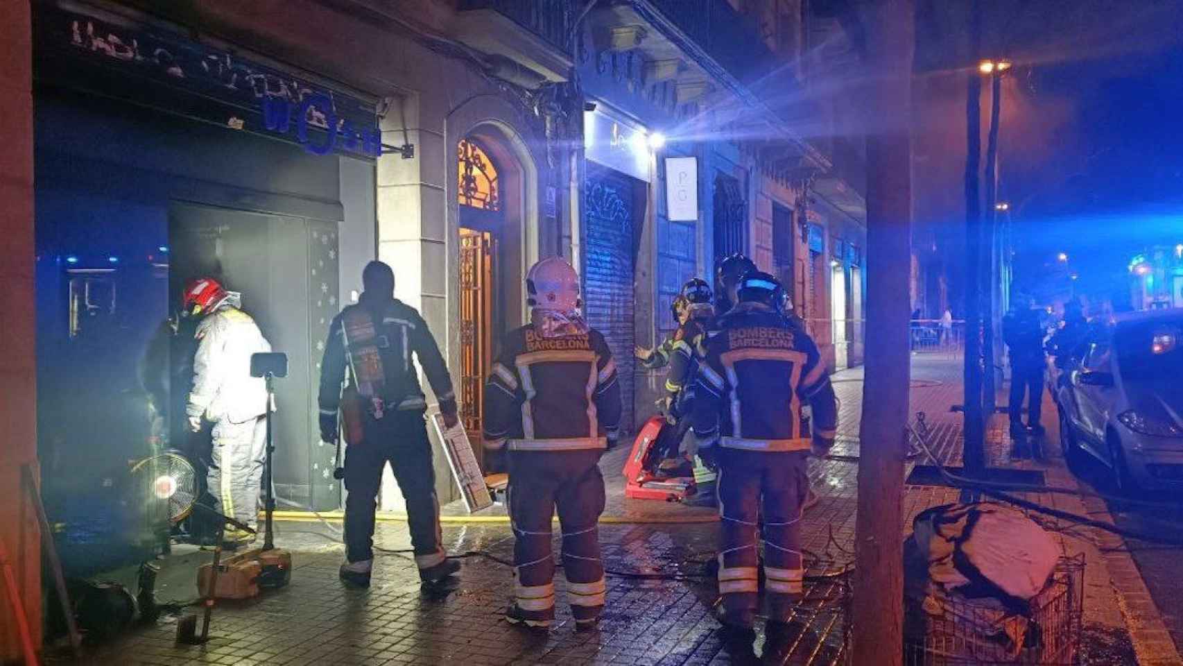 Los Bombers de Barcelona actuando en uno de los incendios / TWITTER BOMBERS