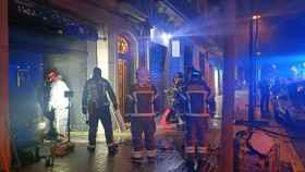 Los Bombers de Barcelona actuando en uno de los incendios / TWITTER BOMBERS