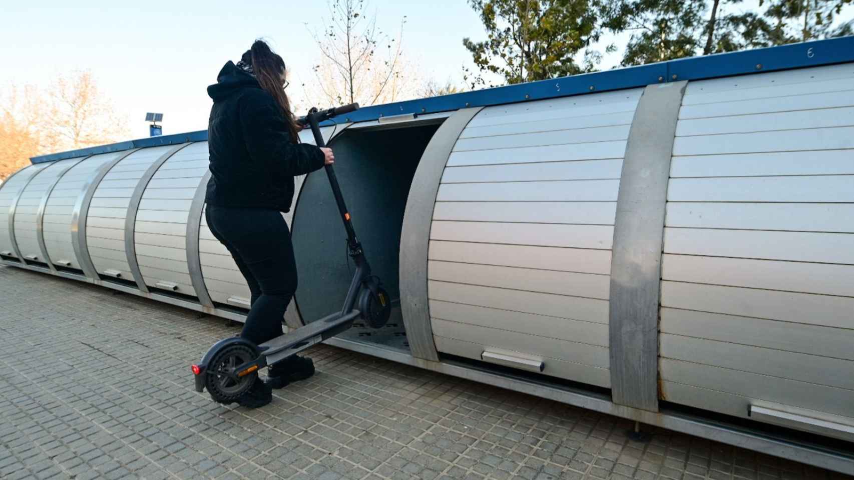 Una usuaria con su patinete en el Bicibox