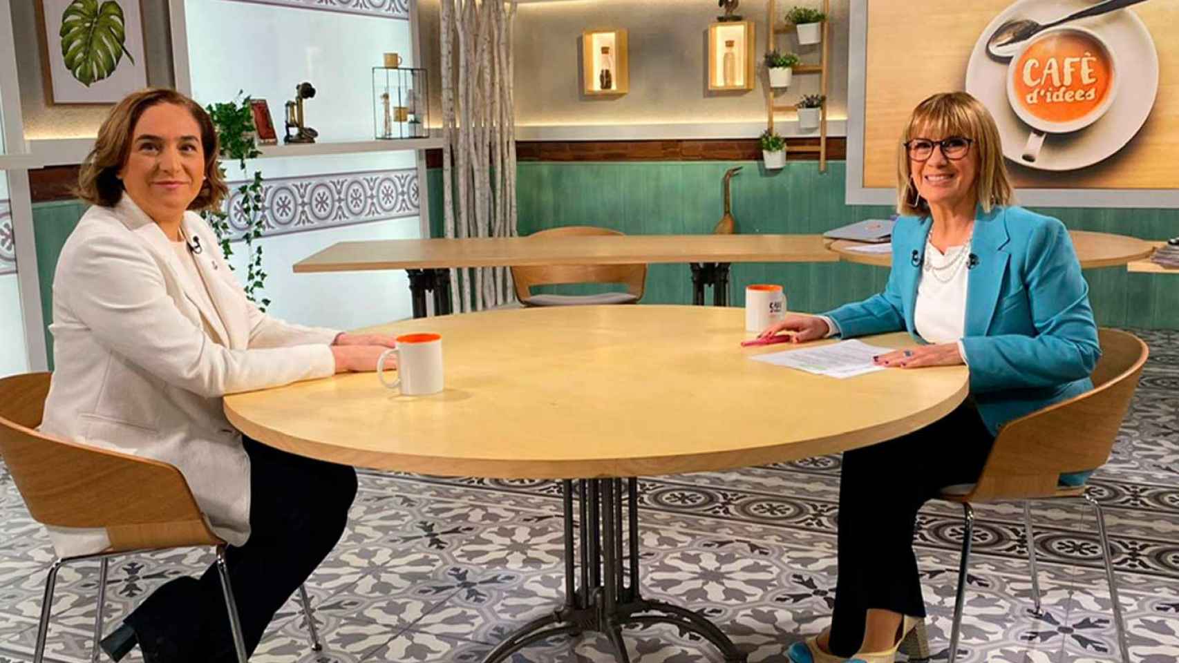 Ada Colau, junto a Gemma Nierga, en la entrevista en RTVE