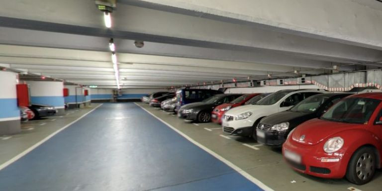 Turismos estacionados en el parking 'Litoral Port' / MAPS
