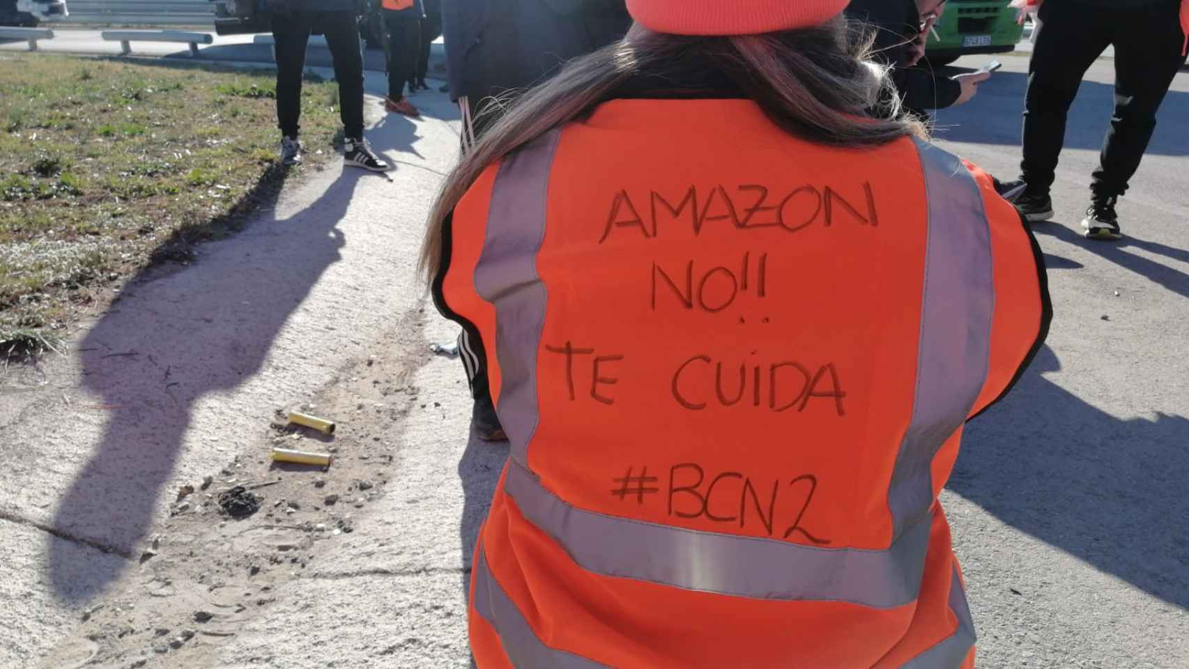 Una trabajadora de Amazon manifestándose frente a la planta de El Prat / A.B - M.A