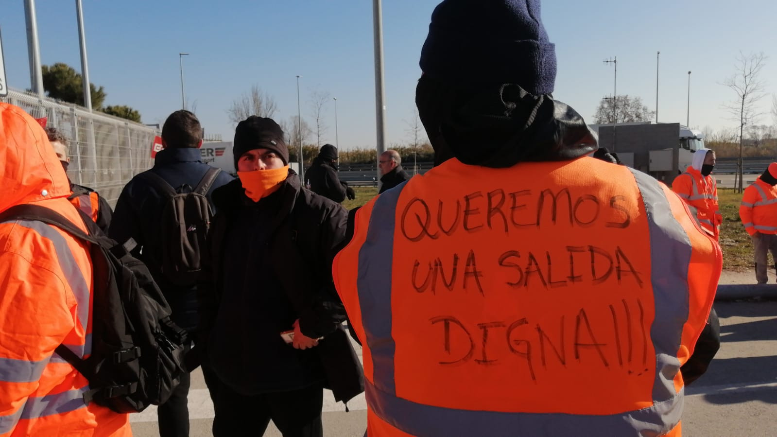 Un trabajador de Amazon en la manifestación frente a la nave en El Prat / A.B - M.A