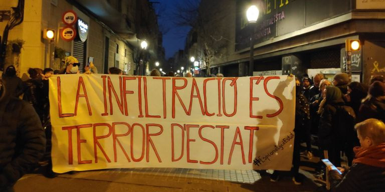 Pancarta con el lema La infiltración es terror de Estado / TWITTER CGT CATALUNYA
